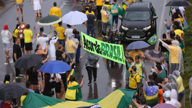 cel-putin-30-de-oameni-au-fost-raniti-in-brazilia-la-un-miting-pro-bolsonaro,-loviti-de-fulger.-8-victime-sunt-in-stare-grava