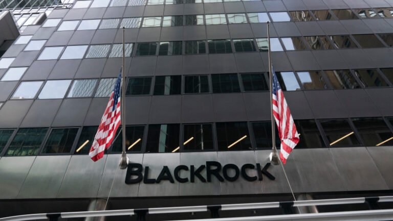 de-ce-este-compania-blackrock-in-centrul-viziunii-lui-trump-pentru-reconstructia-ucrainei.-sua-ar-privi-pacea-ca-pe-o-afacere