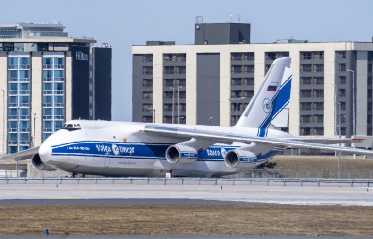cea-mai-scumpa-„amenda-de-parcare”-din-lume:-un-avion-rus-antonov-an-124-e-blocat-de-patru-ani-pe-pista-aeroportului-pearson,-toronto