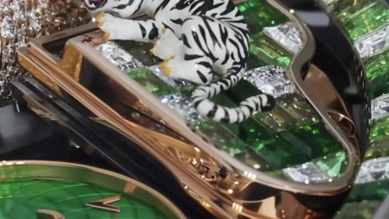 fiul-celui-mai-bogat-om-din-asia-are-un-ceas-de-1,5-milioane-de-dolari,-cu-figurina-lui-stand-pe-tron,-alaturi-de-leu-si-un-tigru