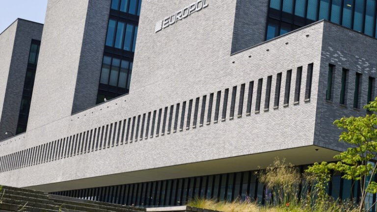 europol-avertizeaza:-traficantii-se-folosesc-de-metode-noi-pentru-a-aduce-cocaina-in-europa.-submarinul,-mijloc-de-transport