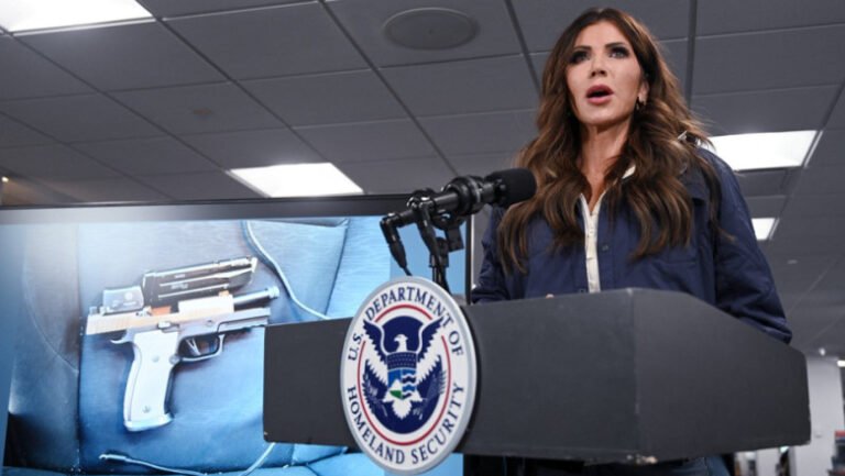 trump-nu-o-da-afara-pe-kristi-noem,-pentru-ca-„face-o-treaba-buna”.-ce-spune-despre-despre-uciderea-lui-alex-pretti