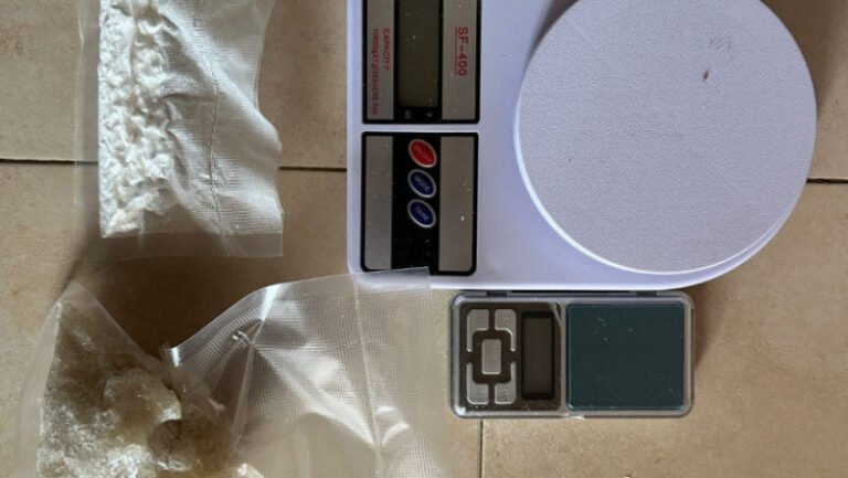 doi-barbati,-prinsi-in-flagrant-la-timisoara-cand-vindeau-circa-4-kilograme-de-droguri-cu-peste-160000-de-lei.-ei-au-fost-retinuti