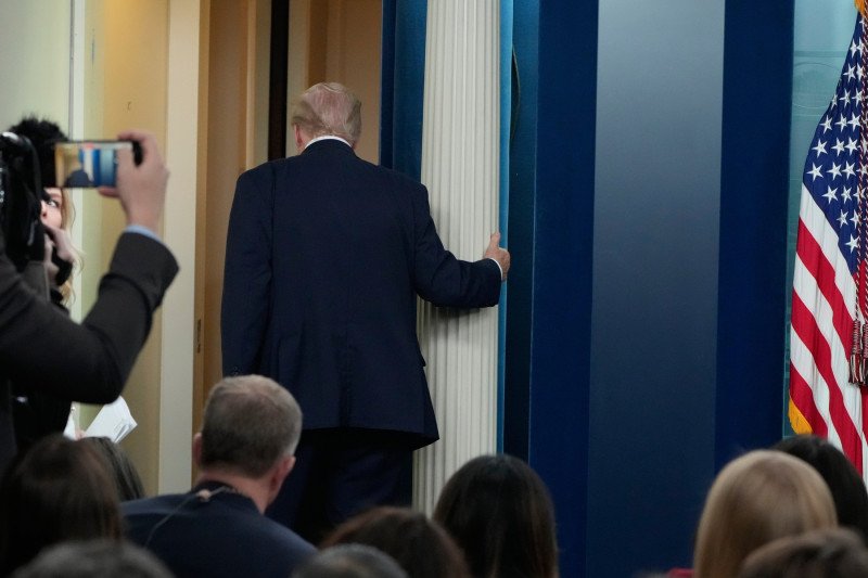 Donald Trump cu spatele