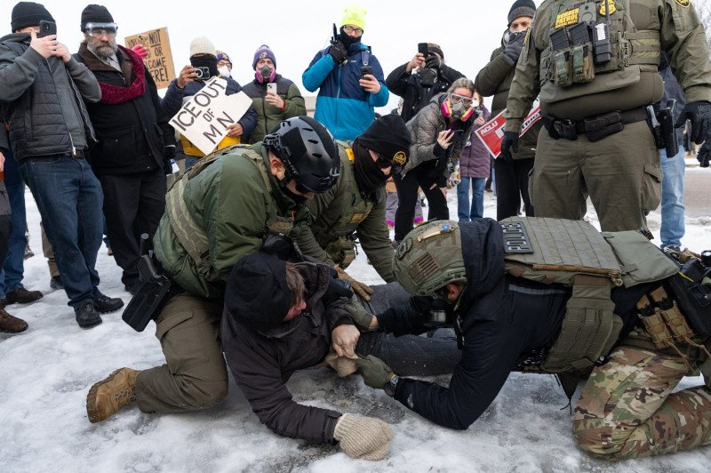 Clashes erupt outside ICE facility in Minneapolis