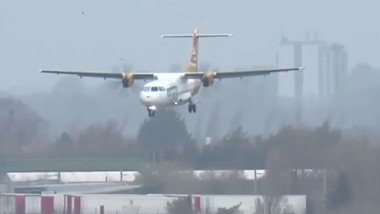 avion care vine la aterizare pe vant puternic