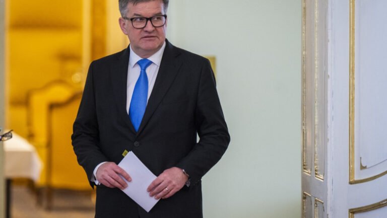 un-consilier-de-ai-premierului-slovac-demisioneaza-dupa-ce-documentele-desecretizate-dezvaluie-ca-a-discutat-despre-„fete”-cu-epstein