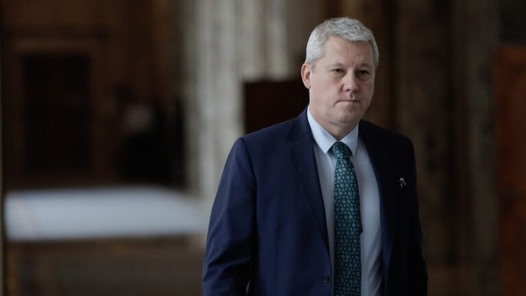 catalin-predoiu,-ministrul-de-interne,-il-contrazice-pe-raed-arafat:-„limitarea-accesului-minorilor-la-retele-sociale-nu-e-solutia”