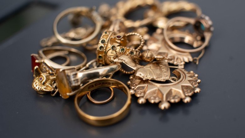 tara-in-care-oamenii-stau-la-cozi-pentru-a-schimba-bijuteriile-de-familie-in-bani,-dupa-ce-pretul-aurului-a-explodat tara-in-care-oamenii-stau-la-cozi-pentru-a-schimba-bijuteriile-de-familie-in-bani,-dupa-ce-pretul-aurului-a-explodat