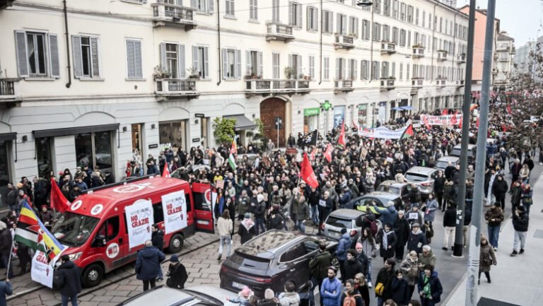 „nu-vrem-fascism!”.-sute-de-demonstranti-s-au-adunat-la-milano-pentru-a-protesta-fata-de-desfasurarea-agentilor-ice-la-jo-de-iarna