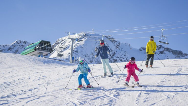 incepe-vacanta-de-schi-din-februarie-2026:-primele-judete-unde-nu-se-mai-fac-cursuri.-cand-au-zile-libere-elevii-din-bucuresti-si-ilfov