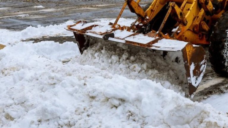accident-intre-un-microbuz-si-o-autospeciala-de-deszapezire-pe-dn-6.-cinci-persoane-au-ajuns-la-spital