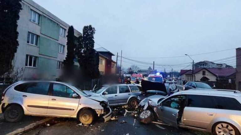 doua-femei-au-fost-ranite,-dupa-ce-cinci-masini-s-au-ciocnit-in-turda