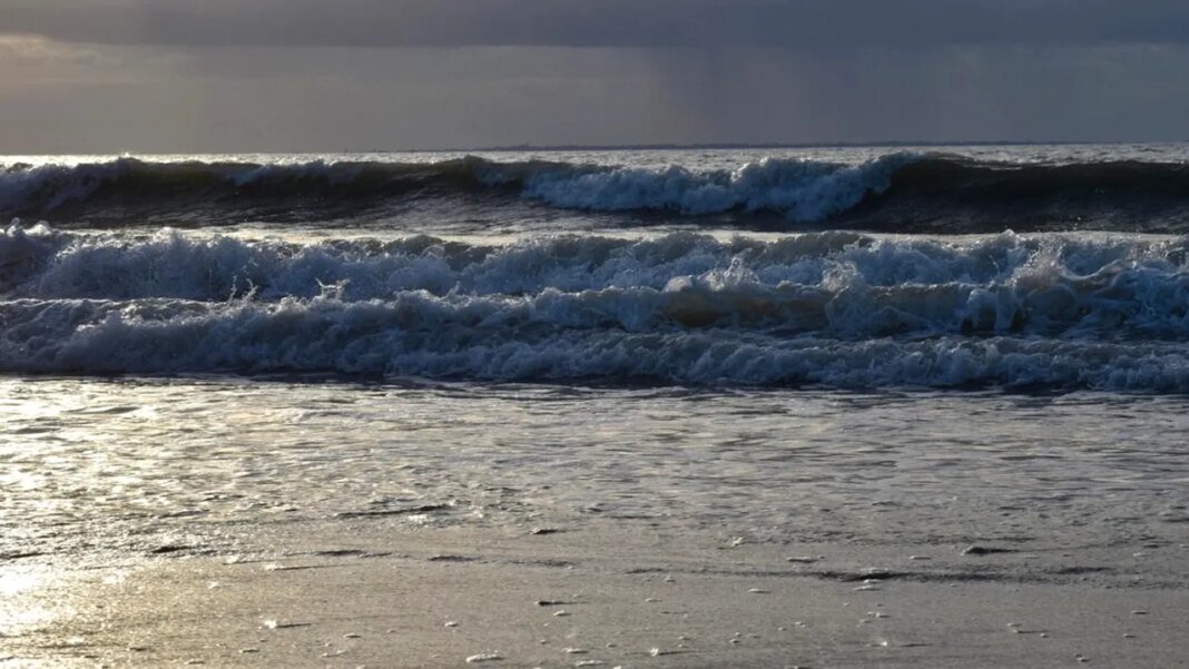 un-baiat-de-13-ani-a-inotat-timp-de-patru-ore-pentru-a-si-salva-familia-luata-de-valuri