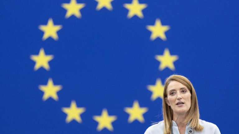 „sa-exorcizam-fantomele-trecutului”.-roberta-metsola-sustine-ca-ue-si-regatul-unit-trebuie-sa-si-„reseteze”-relatia