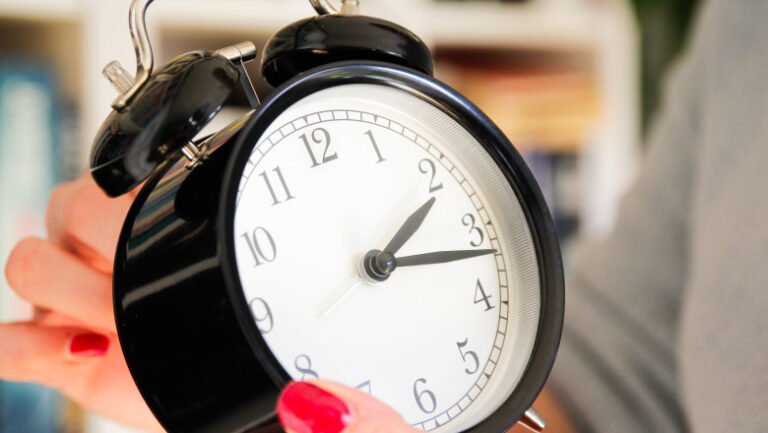 ora-de-vara-2026:-data-de-la-care-ceasurile-se-dau-inainte-si-se-intuneca-mai-tarziu