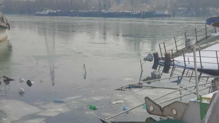 poluare-cu-produse-petroliere-pe-dunare,-in-zona-giurgiu,-dupa-scufundarea-unei-nave.-ce-spun-specialisti-de-la-„apele-romane”