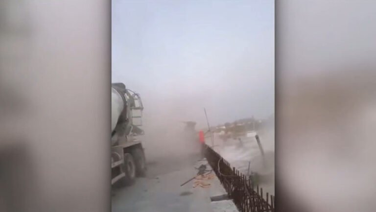 video-un-pod-aflat-in-constructie-s-a-prabusit-in-china-si-a-cazut-in-apa-cu-tot-cu-oameni-si-utilaje.-5-oameni-au-murit