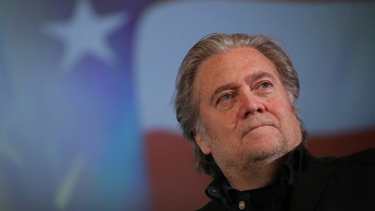 dosarele-epstein-dezvaluie-detalii-despre-eforturile-lui-steve-bannon-de-a-influenta-politica-europeana-(the-guardian)