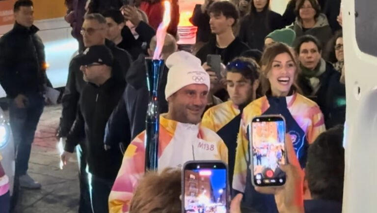 cristi-chivu-a-purtat-torta-olimpica-pe-strazile-orasului-milano