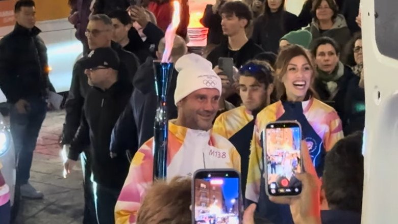 cristi-chivu-a-purtat-torta-olimpica-pe-strazile-orasului-milano cristi-chivu-a-purtat-torta-olimpica-pe-strazile-orasului-milano