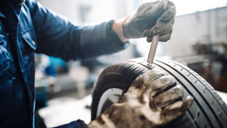 drumuri-pline-de-gropi,-aglomeratie-in-service-urile-auto-din-toata-tara.-cat-poate-ajunge-sa-coste-reparatia-unei-masini