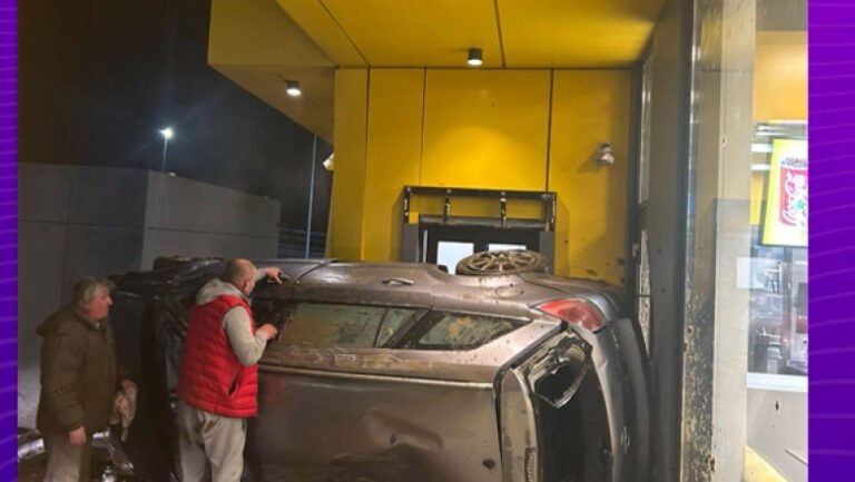 accident-spectaculos-in-parcarea-unui-mall:-un-autoturism-s-a-rasturnat.-un-barbat-a-ajuns-la-spital