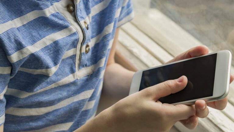 salvati-copiii-romania-cere-interzicerea-retelelor-sociale-pentru-minorii-sub-13-ani-si-sanctiuni-pentru-platforme