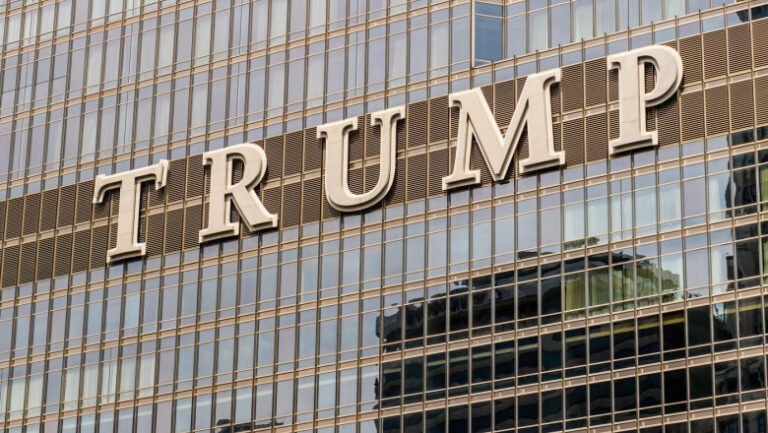 un-nou-scandal-in-sua:-trump-ar-fi-cerut-sa-si-puna-numele-pe-o-gara-si-un-aeroport-(surse)