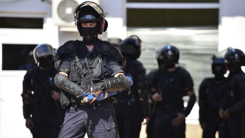 incidente-violente-la-meciul-rapid-–-petrolul.-jandarmii-au-folosit-gaze-lacrimogene incidente-violente-la-meciul-rapid-–-petrolul.-jandarmii-au-folosit-gaze-lacrimogene