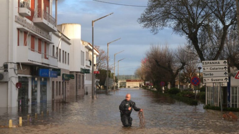 inundatii-in-peninsula-iberica:-doi-morti-si-6-raniti-peste-10000-de-oameni-evacuati.-apel-pentru-anularea-alegerilor-in-portugalia