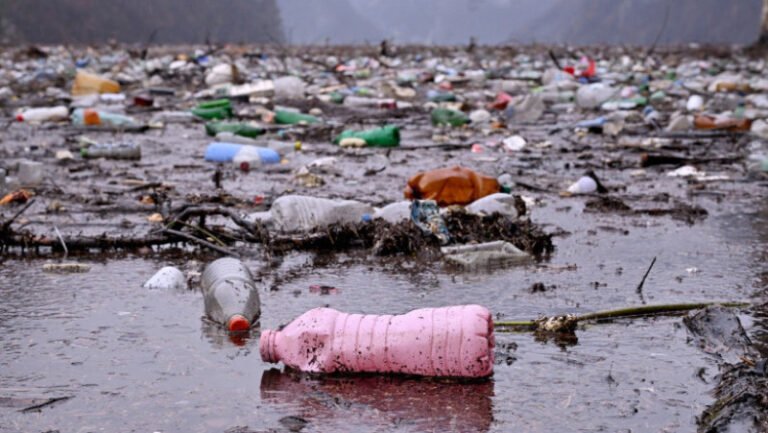 plastic,-mobilier,-deseuri-medicale:-gunoi-din-trei-tari-care-se-acumuleaza-anual-pe-un-rau-din-bosnia-ameninta-populatia