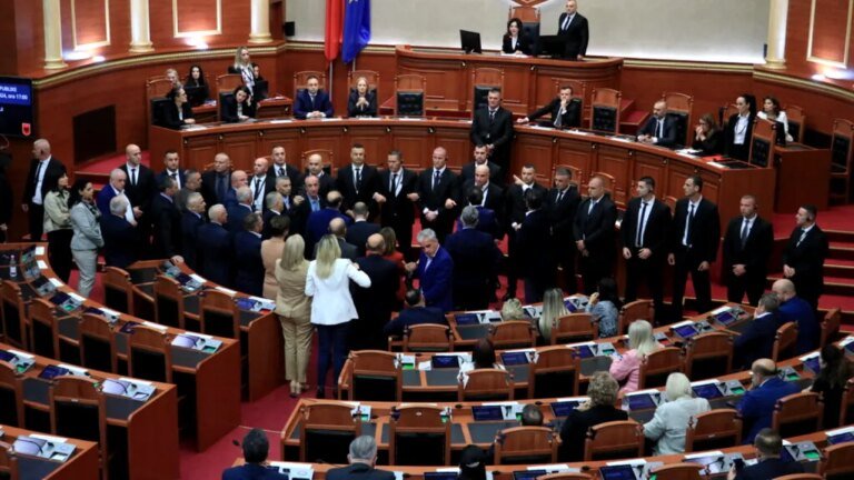 un-vicepremier-din-albania,-acuzat-de-coruptie,-a-fost-suspendat-definitiv