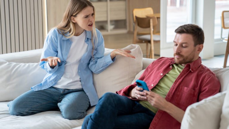 fenomenul-„phubbing”,-semnal-de-alarma-in-era-digitala.-psihologii-avertizeaza:-„creste-frustrarea-si-favorizeaza-conflictele”