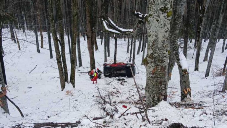 accident-in-prahova,-pe-dn1a:-trei-tinere-ranite-dupa-ce-masina-lor-s-a-rasturnat-intr-o-prapastie