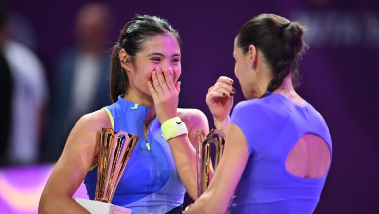 ce-i-a-spus-emma-raducanu-soranei-cirstea-dupa-finala-de-la-transylvania-open.-trofeul,-inmanat-de-simona-halep