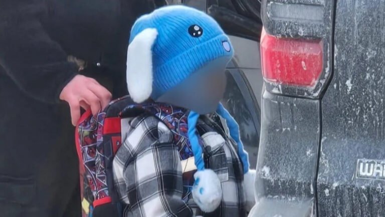 avocatii-lui-trump-vor-sa-il-deporteze-pe-copilul-retinut-de-ice-in-minneapolis,-dupa-ce-un-judecator-a-ordonat-eliberarea-lui