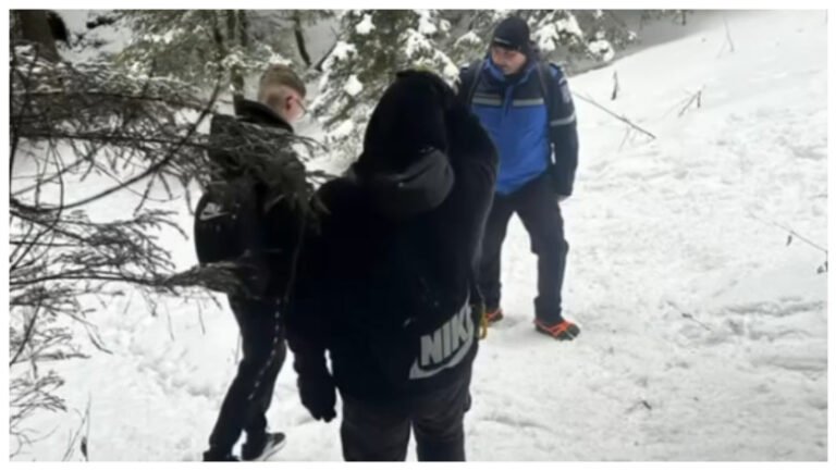 in-adidasi-pe-munte,-in-plina-iarna:-doi-tineri-opriti-de-jandarmi-pe-traseul-spre-ceahlau