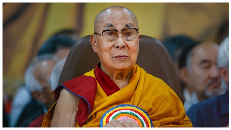 dalai-lama,-mentionat-in-dosarele-epstein.-biroul-sau-clarifica:-„nu-l-a-intalnit-niciodata”
