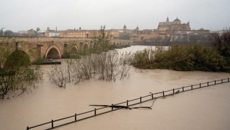 dupa-„leonardo”,-loveste-„marta”:-furtunile-au-facut-prapad-in-spania-si-portugalia-doi-morti-si-11.000-de-evacuati-din-calea-apelor