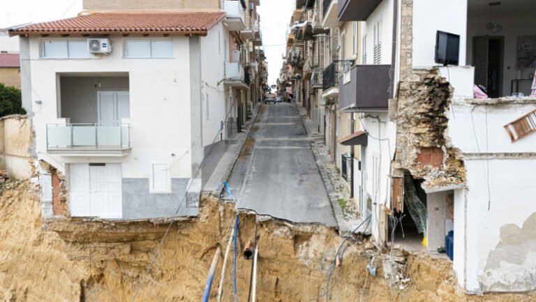„s-a-terminat”:-furie-si-disperare-in-orasul-sicilian-distrus-de-alunecarea-de-teren.-„o-serie-de-alegeri-gresite-au-agravat-situatia”