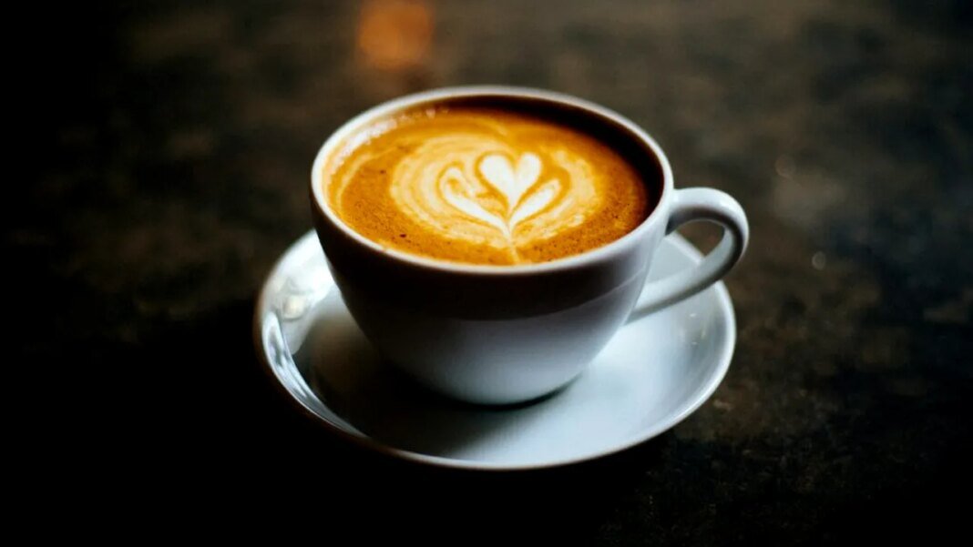 cateva-cesti-de-ceai-sau-cafea-pe-zi-ar-putea-reduce-riscul-de-dementa.-ce-mai-arata-rezultatele-unui-studiu-recent