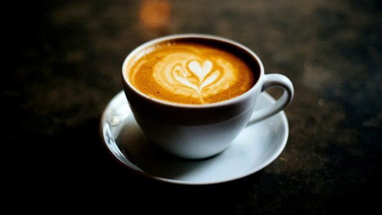 cateva-cesti-de-ceai-sau-cafea-pe-zi-ar-putea-reduce-riscul-de-dementa.-ce-mai-arata-rezultatele-unui-studiu-recent