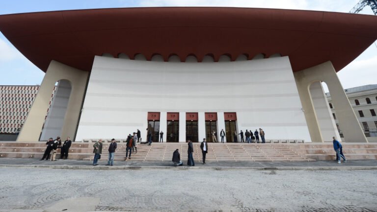 actorii-protesteaza-in-fata-tnb-fata-de-impunerea-de-catre-ministerul-culturii-a-unor-rapoarte-zilnice-de-activitate
