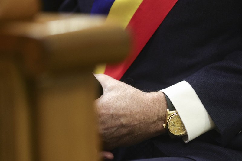 reportaj-|-„bolojan-rade-de-noi”.-cum-a-aratat-intalnirea-dintre-premier-si-primarii-revoltati-pe-taxe-si-taieri:-huiduieli-si-ironii