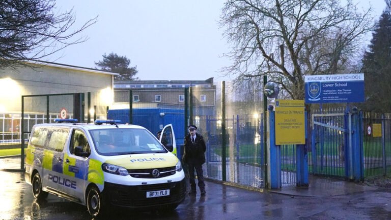doi-copii-au-fost-injunghiati-intr-o-scoala-din-londra.-atacatorul,-un-baiat-de-13-ani,-a-fost-arestat