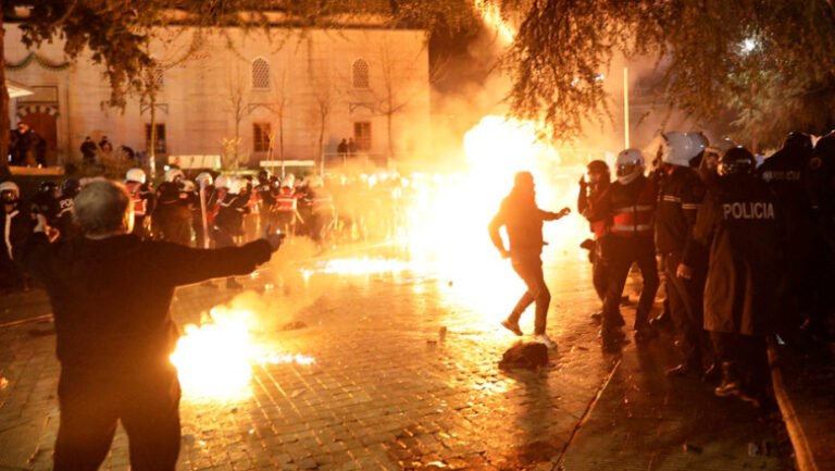 proteste-violente-in-albania-impotriva-guvernului-acuzat-de-coruptie