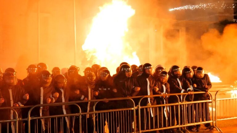 cel-putin-16-politisti-raniti-si-13-arestari-dupa-protestele-violente-din-tirana