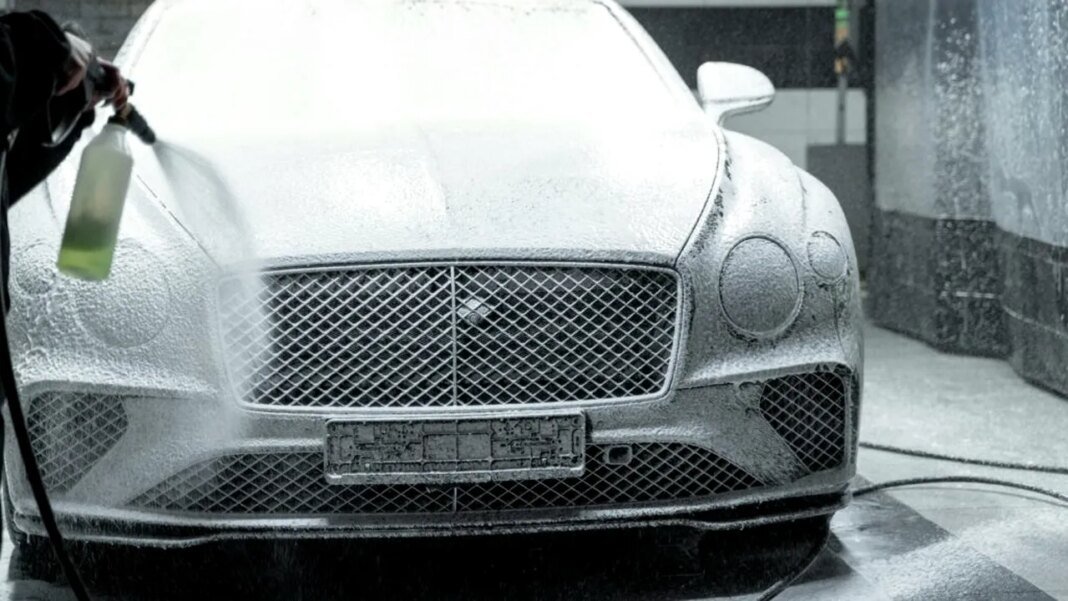 un-angajat-al-unei-spalatorii-din-capitala,-retinut-pentru-ca-ar-fi-furat-5700-de-lei-si-1.000-de-euro