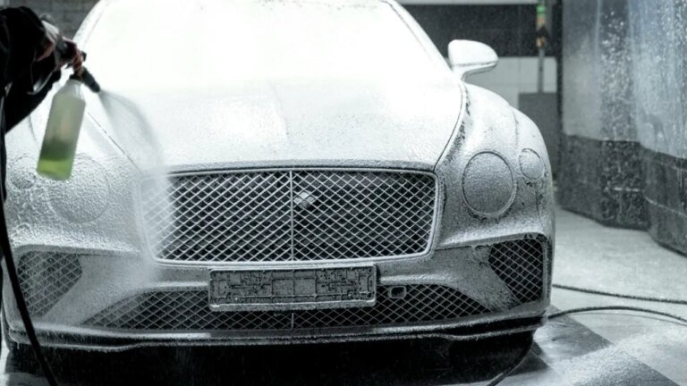 un-angajat-al-unei-spalatorii-din-capitala,-retinut-pentru-ca-ar-fi-furat-5700-de-lei-si-1.000-de-euro